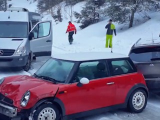 Sneh, dážď a ľad. Päť áut sa zrazilo na ceste z lyžovačky