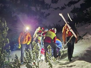Skialpinista (44) spadol pred očami manželky a syna. Záchrana trvala dve hodiny