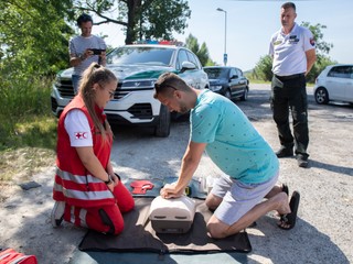 Prvá pomoc pri nehode zachraňuje životy. Takto ju správne poskytnete