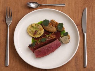 Jahňací chrbát s raviolou a šalotkovo-horčicovým pyré