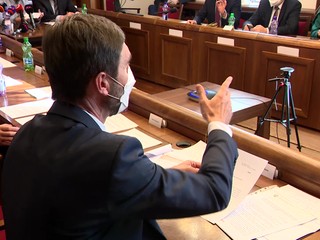 Poslanci si pozvali na koberec ruského veľvyslanca a priamo pred ním sa pohádali
