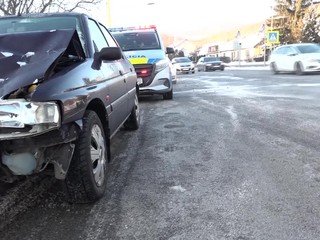 Nedodržal odstup a spôsobil reťazovú zrážku. Mladý vodič odišiel bez auta a s pokutou