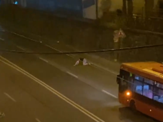 VIDEO: Muž v noci prechádzal cez cestu štvornožky. Neodradil ho ani prichádzajúci trolejbus