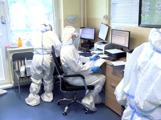 Vláda predĺžila núdzový stav a schválila návrh o mobilizácii ambulantných lekárov do nemocníc