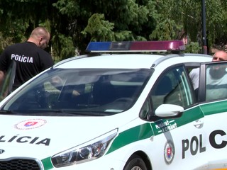 Spory vyústili v zbytočný incident. Muž vystrelil na svojho bratranca a kamaráta