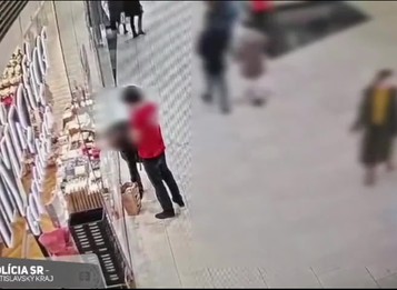 Zlodej v kníhkupectve chcel ujsť s knihami za 300 eur. Zamestnanca napadol slzným sprejom