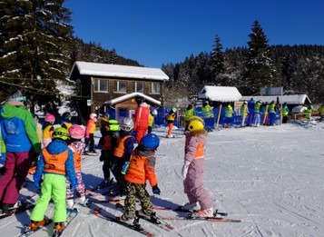 Prilba povinná pre mladých lyžiarov: Odborníci odporúčajú chrániť sa aj v dospelosti