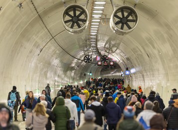 Tunel Višňové, ktorý sa staval 27 rokov, otvorili pre návštevníkov. Záujem ľudí spôsobil kolaps dopravy