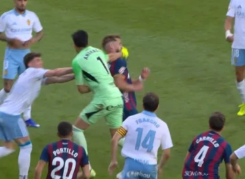 Brankár po verdikte stratil rozum, súpera udrel päsťou do tváre. ROK si nezachytá