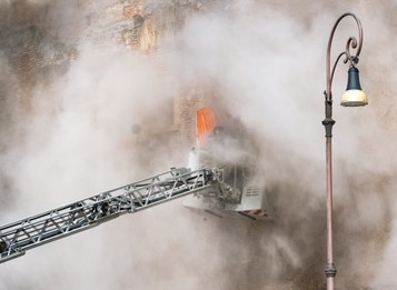 V Ríme sa zrútila historická veža z 13. storočia. Jeden z robotníkov zostal pod troskami