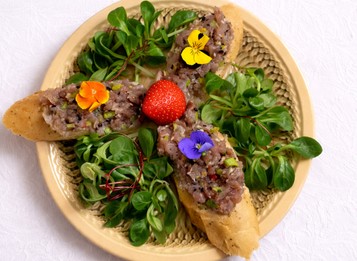 Tuniakový tatarák s jahodami