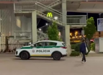 V petržalskom nákupnom centre vykradli zlatníctvo. Polícia pátra po páchateľovi