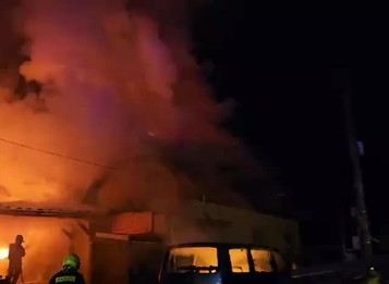 Nočný požiar altánku poškodil susediaci dom. 43-ročný muž utrpel popáleniny