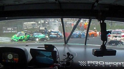 Preteky, ktorých súčasťou bol aj VERSTAPPEN, poznačila tragická nehoda