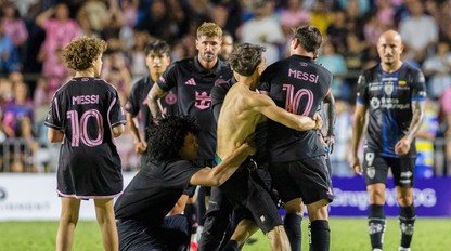 Fanúšik strhol MESSIHO počas prípravného stretnutia na trávnik