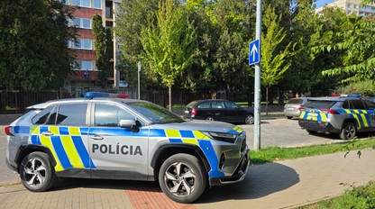 Žiak chcel zapichnúť spolužiakovi ceruzku do krku