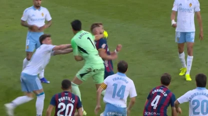 Brankár po verdikte stratil rozum, súpera udrel päsťou do tváre. ROK si nezachytá