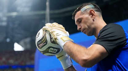 Každý deň má bolesti, operáciu odložil. Argentínsky brankár MARTINEZ nastúpi na finále