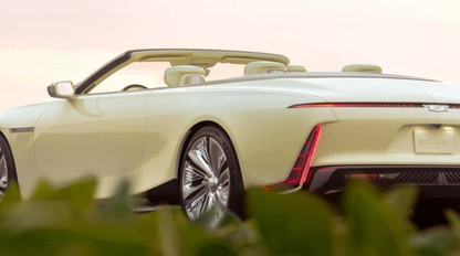 Nový luxusný kabriolet Cadillac priťahuje pozornosť