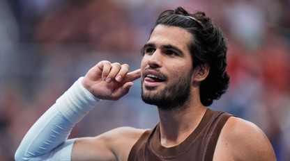 ALCARAZOV víťazný návrat, TSITSIPAS vyradil hráča z top desiatky