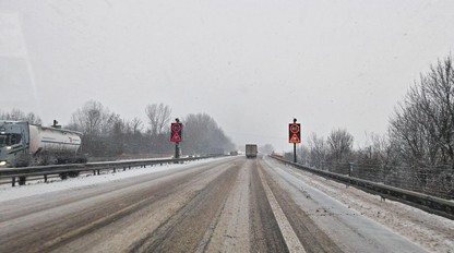 Mrznúci dážď mení cesty na sklo, uzavrel aj letisko