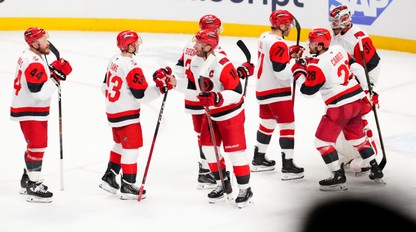 Carolina postúpila cez Ottawu, Penguins vykresali nádej