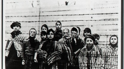 80. výročie oslobodenia Auschwitzu vo fotografiách: zachránené deti aj zajatí nemeckí vojaci pri kremačných peciach