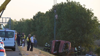 Na maďarskej diaľnici sa prevrátil poľský autobus, nehodu neprežilo 12 ľudí