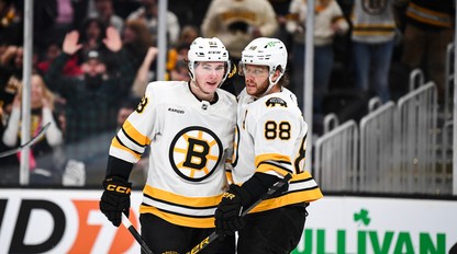 Pastrňák šesťkrát asistoval, Zacha strelil hattrick