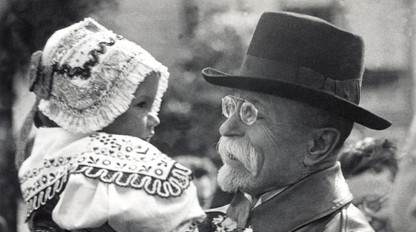 Obálka s Masarykovým odkazom: "Ak sú ľudia nevzdelaní a hlúpi, nemôžete toho veľa urobiť."