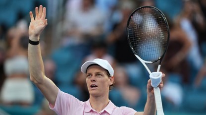 Historická dominancia SINNERA. Talian hladko do semifinále