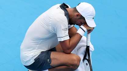 DJOKOVIČ bojoval s vlastným telom, vypadol hneď v prvom zápase