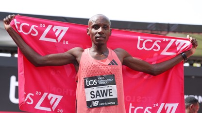 Keňan SAWE je historicky prvý maratónec s časom pod dve hodiny