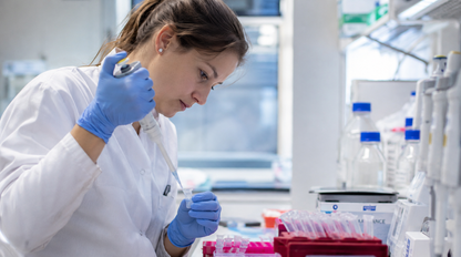 Oxfordská univerzita a Moderna spúšťajú testovanie vakcíny, ktorá by mohla zabrániť rakovine