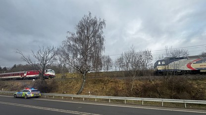 Vlaky zastali pár metrov od seba, tesne sa vyhli tragédii