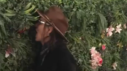 Zbláznil sa? Johnny Depp začal pred kamerami obžierať umelé rastliny na zelenej stene!
