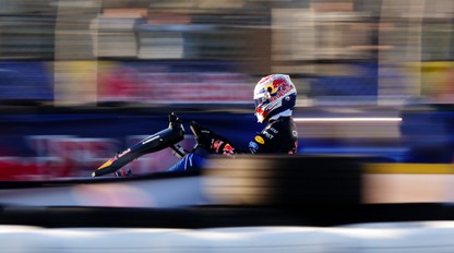 VERSTAPPEN čelil stovke súperov, všetkých obehol a vyhral