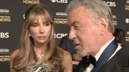 Definitívne to prehnali s plastikami a botoxom! Hviezdny herec s manželkou sú ako voskové figuríny!