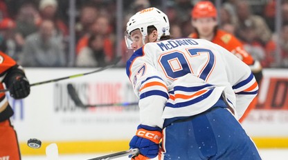 MCDAVID hral v play-off so zlomeninou členka
