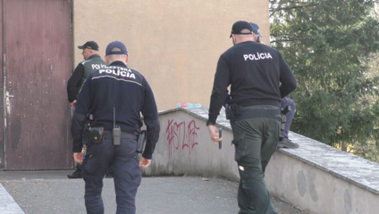 Polícia preveruje oznámenie o údajne ozbrojenom mužovi pri škole v Bratislave