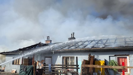 Mimoriadna situácia v Lučenci: Požiar pripravil o strechu nad hlavou viac ako 40 ľudí