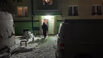 Staršia žena zomrela v byte v Lučenci. Pri náleze mala údajne zviazané ruky a šatku cez ústa