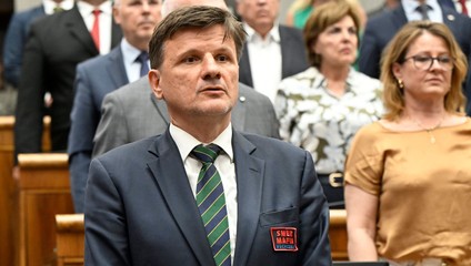 Gašpar vykázal Hlinu z rokovacej sály. Dôvodom je nášivka na saku