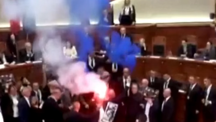 Chaos v albánskom parlamente: Opozícia zapálila svetlice a žiadala demisiu premiéra
