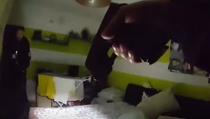 Muž sa svojej družke vyhrážal smrťou. Pred policajtmi sa ukrýval v posteli