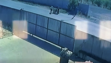 Mladík kopol seniorku a ukradol jej nákup aj peniaze. Čin zachytili kamery