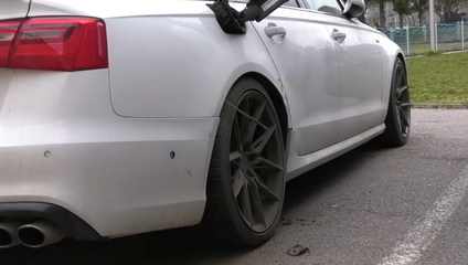 Obyvateľov vystrašil výbuch. Páchatelia sa pokúsil poškodiť auto zábavnou pyrotechnikou