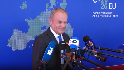 Tusk oslavoval samit bez Rusov. Potom žmurkol na novinárov, keď okolo prešiel Fico