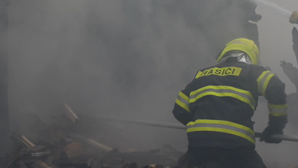 Hasiči likvidujú požiar haly na spracovanie plastov v Malackách