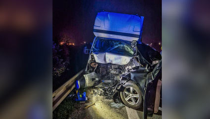 Vážna čelná zrážka pri Turni nad Bodvou: Zranený je vodič osobného auta